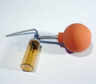 le-travail-au-rucher-l-elevage-des-reines-elements-d-elevage-aspirateur-a-main-a-gelee-royale
