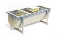 le-travail-en-miellerie-la-desoperculation-machines-a-desoperculer-bac-155-cm-avec-paniers-extrayables-et-roulettes