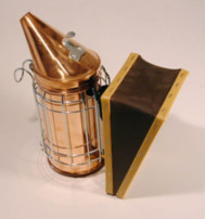 le-travail-au-rucher-le-petit-materiel-enfumoirs-enfumoir-cuivre-avec-protection