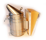 le-travail-au-rucher-le-petit-materiel-enfumoirs-enfumoir-dadant-petit-modele-avec-protection