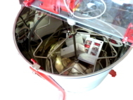 le-travail-en-miellerie-l-extraction-extraction-electrique-extracteur-20-1-2-cadres-moteur-gamma-lega