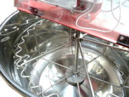 le-travail-en-miellerie-l-extraction-grande-capacite-extracteur-30-1-2-cadres-moteur-lega-airone