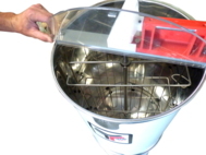 le-travail-en-miellerie-l-extraction-extraction-manuelle-extracteur-4-c-tang-avec-maturateur-lega