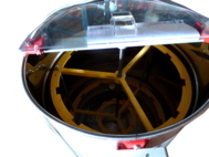 le-travail-en-miellerie-l-extraction-extraction-electrique-extracteur-9-1-2-lega-moteur-eloba-cage-resine-jaune