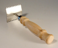 le-travail-au-rucher-le-petit-materiel-leve-cadres-et-grattoirs-gratoir-pour-grille-a-reine-metal