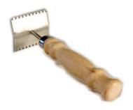 le-travail-au-rucher-le-petit-materiel-leve-cadres-et-grattoirs-gratoir-pour-grille-a-reine-metal