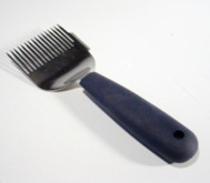 le-travail-en-miellerie-la-desoperculation-couteaux-herse-a-desoperculer-eco-manche-noir