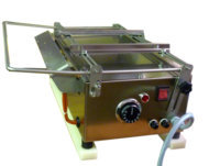le-travail-en-miellerie-la-desoperculation-machines-a-desoperculer-machine-a-lame-vibrante-lega