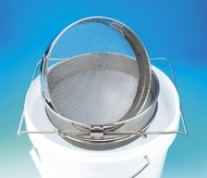 le-travail-en-miellerie-le-travail-du-miel-filtration-passoire-a-coulisse-inox-double