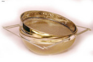 le-travail-en-miellerie-le-travail-du-miel-filtration-passoire-inox-double-eco
