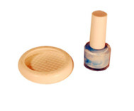 le-travail-au-rucher-l-elevage-des-reines-marquage-des-reines-peinture-a-reine-avec-cage