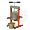 le-travail-en-miellerie-la-desoperculation-machines-a-desoperculer-presse-a-opercules-diametre-25-cm