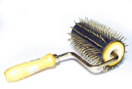 le-travail-en-miellerie-la-desoperculation-couteaux-rouleau-a-desoperculer-50-mm